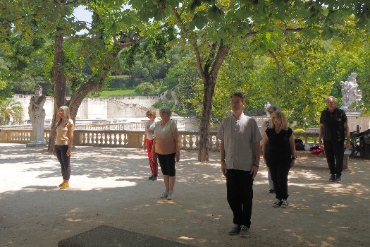 Cours de Qi gong, en plein air sur Nîmes